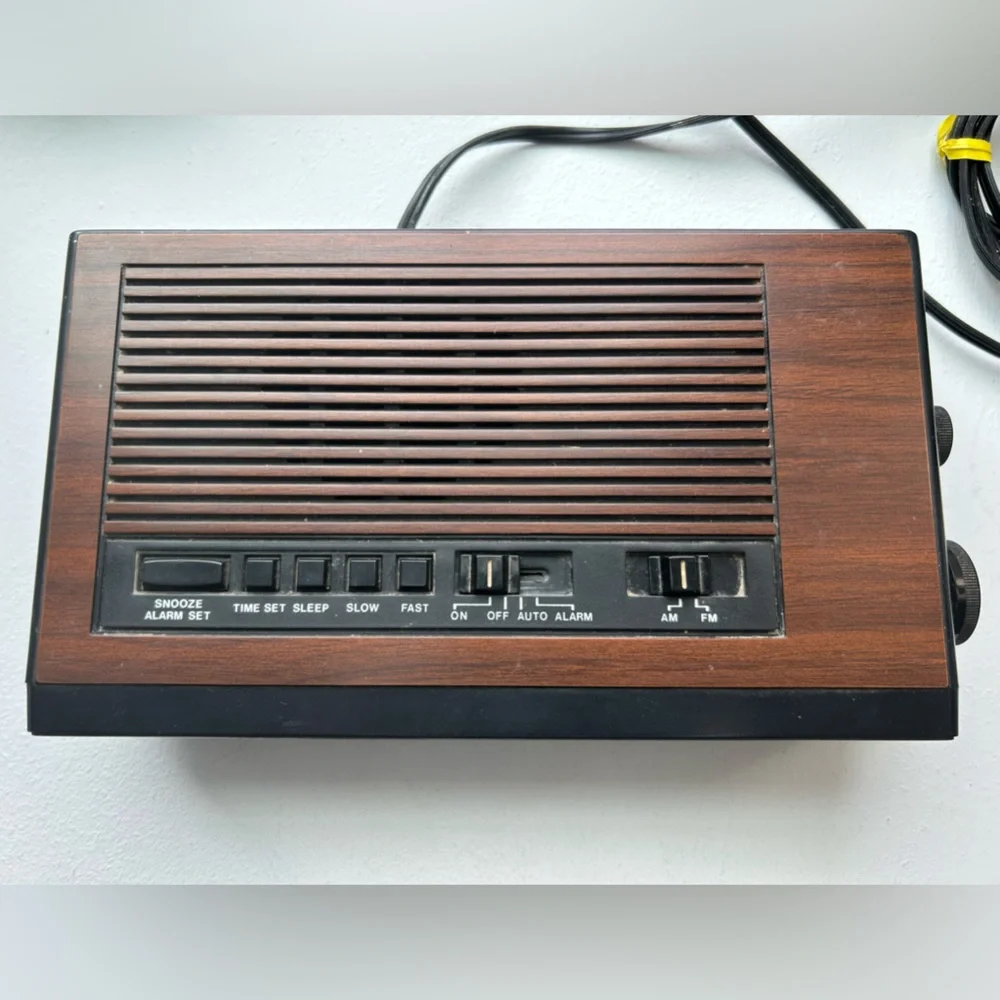 Vintage Realistic Chronomatic model 211 wood grain alarm clock & radio *WORKS